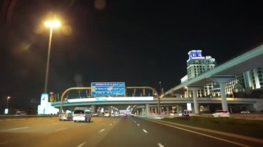 BAE, DUBAI, 1 Şubat 2016: Dubai 'deki Şeyh Zayed yolu boyunca akşam trafiği. Dubai, Birleşik Arap Emirlikleri 'nde Arap Yarımadası' nın güneydoğu ucunda yer alan bir şehir ve emirliktir.