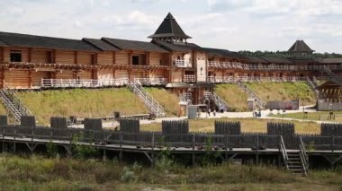 UKRAINE, KIEV REGION, KOPACHIV VILLAGE, 14 AĞUSTOS 2016: Kopachiv köyündeki Kyivan Rus parkında kültür ve eğlence festivalinde insanlar, antik Kiev 'in tarihi yeniden inşası, ahşap kale