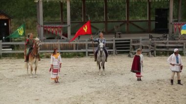 UKRAINE, KIEV REGION, KOPACHIV VILLAGE, AĞUSTOS 14, 2016: Kopachiv köyündeki Kyivan Rus parkında kültür ve eğlence festivalindeki insanlar, antik Kiev 'in tarihi yeniden inşası