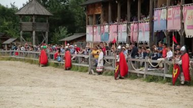 UKRAINE, KIEV REGION, KOPACHIV VILLAGE, 14 AĞUSTOS 2016: Kopachiv köyündeki Kyivan Rus parkında kültür ve eğlence festivali, antik Kiev 'in tarihi yeniden inşası, zırhlı şövalyeler