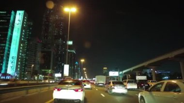 BAE, DUBAI, 1 Şubat 2016: Dubai 'deki Şeyh Zayed yolu boyunca akşam trafiği. Dubai Birleşik Arap Emirlikleri 'nde bir şehir ve emirliktir.