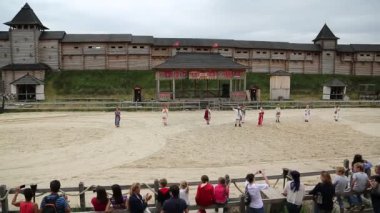 UKRAINE, KIEV REGION, KOPACHIV VILLAGE, 14 AĞUSTOS 2016: Kopachiv köyündeki Kyivan Rus parkında kültür ve eğlence festivalinde insanlar, antik Kiev 'in tarihi yeniden inşası, ahşap kale