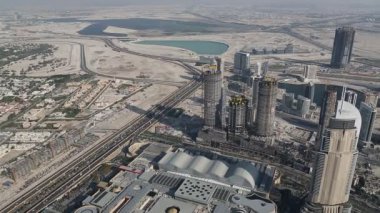 Dubai şehir merkezi, Birleşik Arap Emirlikleri. Dubai Alışveriş Merkezi ve Adres Oteli Dubai 'deki Burj Khalifa gökdeleninin 124. katından. En tepede, Burj Halife. Dubai, BAE 'de bir şehirdir.