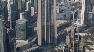 Dubai 'deki Burj Khalifa megatall gökdeleninin 124. katından Şeyh Zayed yolu, finans bölgesi ve Basra Körfezi' ndeki gökdelenlere bakın. Şu anda dünyanın en yüksek binası olan 829 metre.