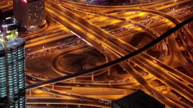 Gece Dubai şehir trafiği, Birleşik Arap Emirlikleri. Dubai 'deki Burj Khalifa megatall gökdeleninin 124. katından Şeyh Zayed yoluna bakın, şu anda dünyanın en yüksek binası, 830 metre.
