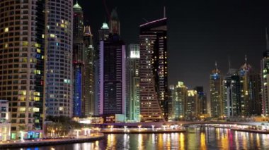 5K Dubai Marina gece vardiyası, BAE. Dubai Marina - dünyanın en büyük insan yapımı marinası - Basra Körfezi kıyı şeridi boyunca oyulmuş bir kanal kentidir. Dubai 5760x3240 Zaman Alanı