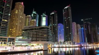 5K Dubai Marina gece vardiyası, BAE. Dubai Marina - dünyanın en büyük insan yapımı marinası - Basra Körfezi kıyı şeridi boyunca oyulmuş bir kanal kentidir. Dubai 5760x3240 Zaman Alanı