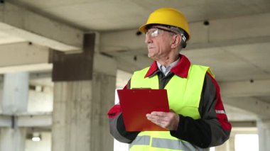 Mühendislik denetimi. İnşaat alanında denetleyici personel. Proje alanında sarı başlıklı müfettiş.