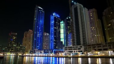 Dubai Marina, Birleşik Arap Emirlikleri. Dubai Marina, dünyanın en büyük insan yapımı marinası. Dubai Marina, İran Körfezi 'nin 3 km' lik kıyı şeridi boyunca oyulmuş bir kanal kentidir.