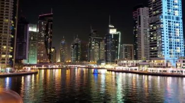 Dubai Marina, Birleşik Arap Emirlikleri. Dubai Marina, dünyanın en büyük insan yapımı marinası. Dubai Marina, İran Körfezi 'nin 3 km' lik kıyı şeridi boyunca oyulmuş bir kanal kentidir.