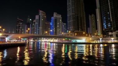 Dubai Marina, Birleşik Arap Emirlikleri. Dubai Marina, dünyanın en büyük insan yapımı marinası. Dubai Marina, İran Körfezi 'nin 3 km' lik kıyı şeridi boyunca oyulmuş bir kanal kentidir.