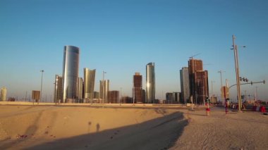 Abu Dabi, Birleşik Arap Emirlikleri 'ndeki Al Reem Adası' ndaki Işıklar Şehri. Abu Dabi - Birleşik Arap Emirlikleri 'nin başkenti ve ikinci en kalabalık şehri, Dubai' den sonra, aynı zamanda Abu Dabi Emirliğinin başkenti.