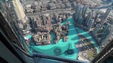 Birleşik Arap Emirlikleri, Dubai, 31 Ocak 2016: Uluslararası Dubai Kongre ve Sergi Sarayı göl ve adres otel Burj Dubai gökdelen 124th katında cam penceresinden görünümü Top. Uluslararası Dubai Kongre ve Sergi Sarayı - en yüksek megatall gökdelen dünya, Birleşik Arap Emirlikleri