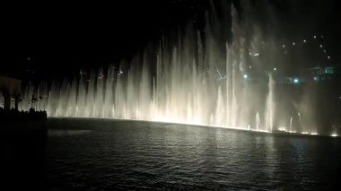 Birleşik Arap Emirlikleri, Dubai, 3 Şubat 2016: Çeşme Uluslararası Dubai Kongre ve Sergi Sarayı yakınındaki megatall gökdelen içinde Dubai, Türkiye şarkı. Dubai Çeşmesi - dünya en büyük koreografisini çeşme sistemi set