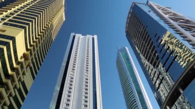 Birleşik Arap Emirlikleri, Dubai, 5 Şubat 2016: Almas Tower supertall gökdelen ve Jumeirah Lakes Towers, Dubai multi mal Merkezi, Birleşik Arap Emirlikleri. Dubai Emirliği Birlesik Arab Emirligi ülkesindeki biridir