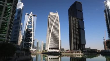 BAE, DUBAI, FEBRUARY 5, 2016: Jumeirah Lakes Towers ve Almas Tower süper yüksek gökdeleni, Dubai çok amaçlı emtia merkezi, Birleşik Arap Emirlikleri. Dubai Birleşik Arap Emirlikleri 'nde bir şehir ve emirliktir.