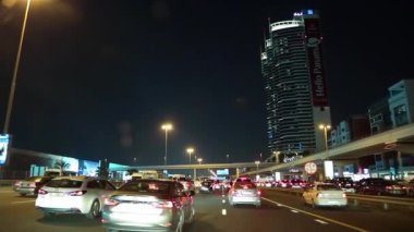 Birleşik Arap Emirlikleri, Dubai, 1 Şubat 2016: Dubai trafik gece, Birleşik Arap Emirlikleri. Dubai Yat Limanı - kalp ne bölgesinde yeni Dubai bilinir hale geldi. Dubai Emirliği Birlesik Arab Emirligi ülkesindeki biridir