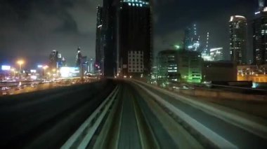 BAE, DUBAI, FEBRUARY 1, 2016: Dubai metro zaman aralığı. Sürücüsüz, tam otomatik metro ağıyla yolculuk. Ön pencerenin manzarası. Dubai Birleşik Arap Emirlikleri 'nde bir şehir ve emirliktir.