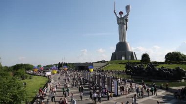 Ukrayna, Kiev, 9 Mayıs 2016: Ukrayna'da İkinci Dünya Savaşı tarihi Ulusal Müzesi yakın kişi. Memorial karmaşık. Anne vatan - anıtsal heykel. Geçit töreni zafer