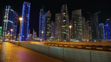 BAE, DUBAI, FEBRUARY 5, 2016: Dubai Marina gece süresi aşımı, Birleşik Arap Emirlikleri. Dubai Marina, dünyanın en büyük insan yapımı marinası.