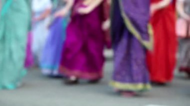 Hindu geleneksel renkli kostümleri, kadınlar sokakta, dans video defocused
