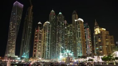 4K Dubai Limanı gece vardiyası, Birleşik Arap Emirlikleri. Dubai Marina, dünyanın en büyük insan yapımı marinası. Dubai Marina, Basra Körfezi 'nin 3 km' lik bir kıyı şeridi boyunca oyulmuş bir kanal kentidir.