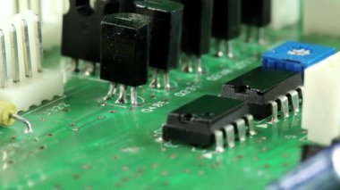 Elektronik bileşenlerle mikrodevre yongası. Mikro devre, dirençler ve cips yakın çekim. Cips ve dirençler yeşil devre kurulu yakın yukarı. Elektronik devre kartı, makro lens yakın