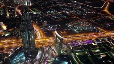 Dubai şehir merkezinde, Birleşik Arap Emirlikleri. Dubai 'deki Burj Halife gökdeleninin 124. katından şu anda dünyanın en yüksek binası olan 829,8 metre yüksekliğindeki en yüksek manzara.