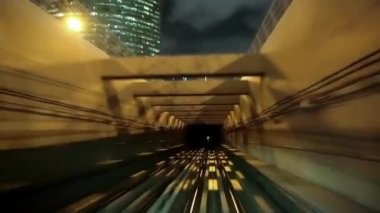 Tren tünele doğru gidiyor. Dubai Metro sürücüsüz, tam otomatik bir metro ağıdır. Ön pencerenin manzarası. Dubai Birleşik Arap Emirlikleri 'nde bir şehir ve emirliktir.