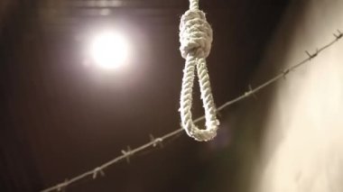 Toplama kampında darağacı ve dikenli teller. Asılı