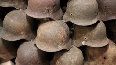 2. Dünya Savaşı 'nın Demir Alman ordu miğferleri. İkinci Dünya Savaşı 'nın paslı Nazi ordu miğferleri. Alman 20. yüzyıl Nazi miğferleri