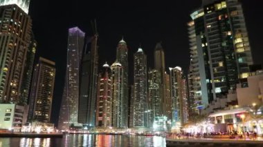 8K Dubai Marina gece vardiyası, BAE. Dubai Marina - dünyanın en büyük insan yapımı marinası - Basra Körfezi kıyı şeridi boyunca oyulmuş bir kanal kentidir. Dubai 8K 7680x4320 Timelapse