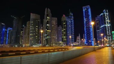 8K Dubai Marina gece vardiyası, BAE. Dubai Marina - dünyanın en büyük insan yapımı marinası - Basra Körfezi kıyı şeridi boyunca oyulmuş bir kanal kentidir. Dubai 8K 7680x4320 Timelapse