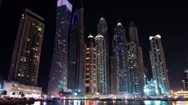 8K Dubai Marina gece vardiyası, BAE. Dubai Marina - dünyanın en büyük insan yapımı marinası - Basra Körfezi kıyı şeridi boyunca oyulmuş bir kanal kentidir. Dubai 8K 7680x4320 Timelapse