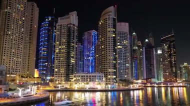 8K Dubai Marina gece vardiyası, BAE. Dubai Marina - dünyanın en büyük insan yapımı marinası - Basra Körfezi kıyı şeridi boyunca oyulmuş bir kanal kentidir. Dubai 8K 7680x4320 Timelapse