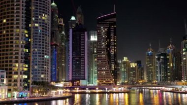 8K Dubai Marina gece vardiyası, BAE. Dubai Marina - dünyanın en büyük insan yapımı marinası - Basra Körfezi kıyı şeridi boyunca oyulmuş bir kanal kentidir. Dubai 8K 7680x4320 Timelapse