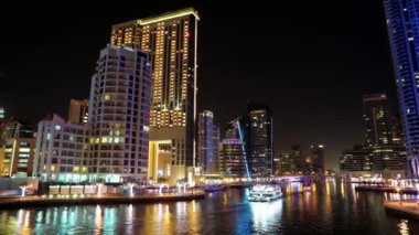 8K Dubai Marina gece vardiyası, BAE. Dubai Marina - dünyanın en büyük insan yapımı marinası - Basra Körfezi kıyı şeridi boyunca oyulmuş bir kanal kentidir. Dubai 8K 7680x4320 Timelapse