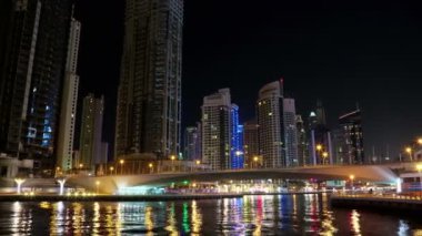 8K Dubai Marina gece vardiyası, BAE. Dubai Marina - dünyanın en büyük insan yapımı marinası - Basra Körfezi kıyı şeridi boyunca oyulmuş bir kanal kentidir. Dubai 8K 7680x4320 Timelapse