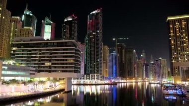 8K Dubai Marina gece vardiyası, BAE. Dubai Marina - dünyanın en büyük insan yapımı marinası - Basra Körfezi kıyı şeridi boyunca oyulmuş bir kanal kentidir. Dubai 8K 7680x4320 Timelapse