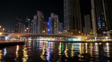 8K Dubai Marina gece vardiyası, BAE. Dubai Marina - dünyanın en büyük insan yapımı marinası - Basra Körfezi kıyı şeridi boyunca oyulmuş bir kanal kentidir. Dubai 8K 7680x4320 Timelapse