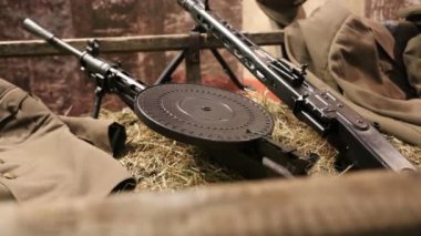 İkinci Dünya Savaşı sırasında SSCB Degtyaryov makineli tüfeği ve Alman MG42 makineli tüfeği
