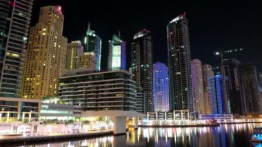 8K Dubai Marina gece vardiyası, BAE. Dubai Marina - dünyanın en büyük insan yapımı marinası - Basra Körfezi kıyı şeridi boyunca oyulmuş bir kanal kentidir. Dubai 8K 7680x4320 Timelapse