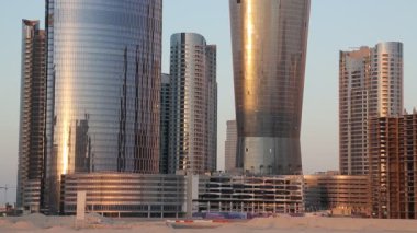 Abu Dabi, Birleşik Arap Emirlikleri 'ndeki Al Reem Adası' ndaki Işıklar Şehri. Abu Dabi - Birleşik Arap Emirlikleri 'nin başkenti ve ikinci en kalabalık şehri, Dubai' den sonra, aynı zamanda Abu Dabi Emirliğinin başkenti.