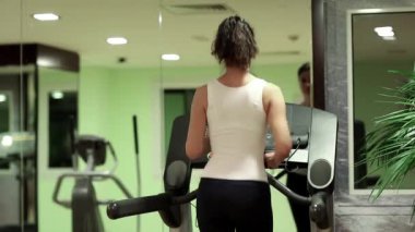 Spor salonunda, koşu bandı kardiyo egzersiz egzersiz. Spor salonunda treadmill üzerinde yürüyen kadın. İçinde jimnastik salonu kadın trenler. Fiziksel aktivite kadar kalori yakmak yardımcı olur. Spor için kadın giriyor