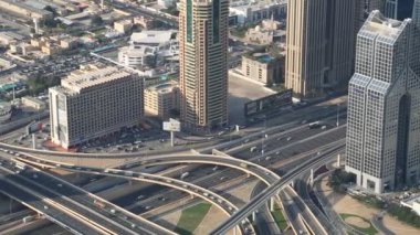 BAE, DUBAI, 31 HAZİRAN 2016: Dubai şehir trafiği, Birleşik Arap Emirlikleri. Dubai, BAE 'deki Burj Halife megatall gökdeleninin 124. katından Şeyh Zayed yolu kavşağı.