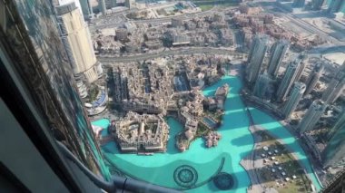 Birleşik Arap Emirlikleri, Dubai, 31 Ocak 2016: Uluslararası Dubai Kongre ve Sergi Sarayı göl ve adres otel Burj Dubai gökdelen 124th katında cam penceresinden görünümü Top. Uluslararası Dubai Kongre ve Sergi Sarayı - en yüksek megatall gökdelen dünya, Birleşik Arap Emirlikleri