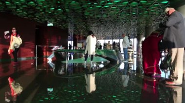 Birleşik Arap Emirlikleri, Dubai, 31 Ocak 2016: Uluslararası Dubai Kongre ve Sergi Sarayı megatall gökdelen içinde Dubai içinde 125 kat gözlem güvertesinde insanlar. 456 metre zemin ve At the Top Gözlemevi 124 kat yukarıda 1 kat yukarıda