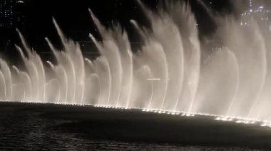 Birleşik Arap Emirlikleri, Dubai, 3 Şubat 2016: Uluslararası Dubai Kongre ve Sergi Sarayı gökdelen içinde Dubai, a. Emirlikleri yakınındaki şarkı çeşmeler. Dubai Çeşmesi - dünya en büyük koreografisini çeşme sistemi set
