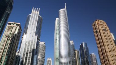 Birleşik Arap Emirlikleri, Dubai, 5 Şubat 2016: Almas Tower supertall gökdelen ve Jumeirah Lakes Towers, Dubai multi mal Merkezi, Birleşik Arap Emirlikleri. Dubai Emirliği Birlesik Arab Emirligi ülkesindeki biridir