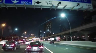 BAE, DUBAI, FEBRUARY 1, 2016: Dubai 'de Şeyh Zayed yolu üzerinde gece trafiği. Dubai Birleşik Arap Emirlikleri 'nde bir şehir ve emirliktir.